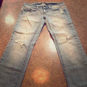 American Eagle junior’s distressed jeans capris